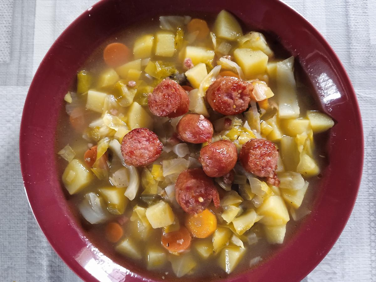 Spitzkohl Suppe mit Mettwürstchen - Rezept - kochbar.de