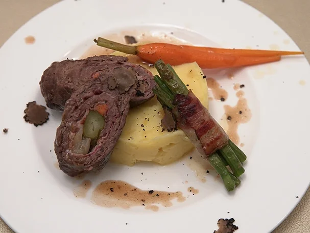 Rezept: Rinderroulade auf Kartoffel-Trüffelstampf, Vanille-Karotten und Speckbohnen Bild Nr. 2 Rinderroulade auf Kartoffel-Trüffelstampf, Vanille-Karotten und Speckbohnen - Rezept - Bild Nr. 2