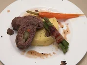 Rinderroulade auf Kartoffel-Trüffelstampf, Vanille-Karotten und Speckbohnen - Rezept - Bild Nr. 2