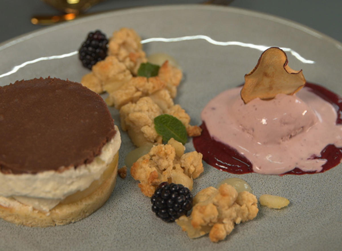 Birnen-Quark-Törtchen und Beereneis mit Schokoguss - Rezept - kochbar.de