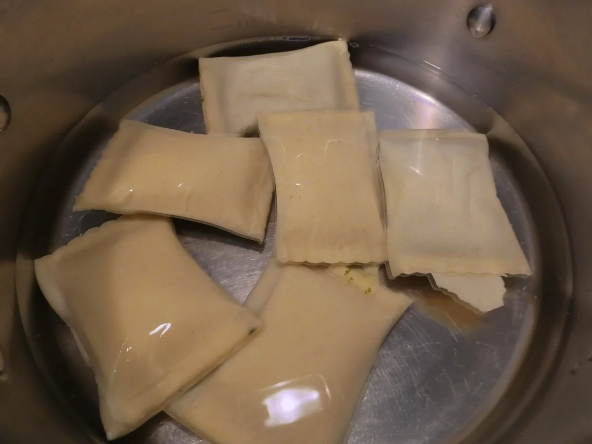 Gebratene Spinat-Maultaschen auf Spargel-Tomaten-Eisbergsalat - Rezept - Bild Nr. 15919