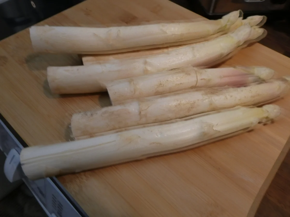 Gebratene Spinat-Maultaschen auf Spargel-Tomaten-Eisbergsalat - Rezept - Bild Nr. 15920