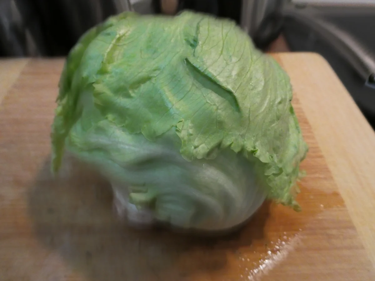 Gebratene Spinat-Maultaschen auf Spargel-Tomaten-Eisbergsalat - Rezept - Bild Nr. 15925