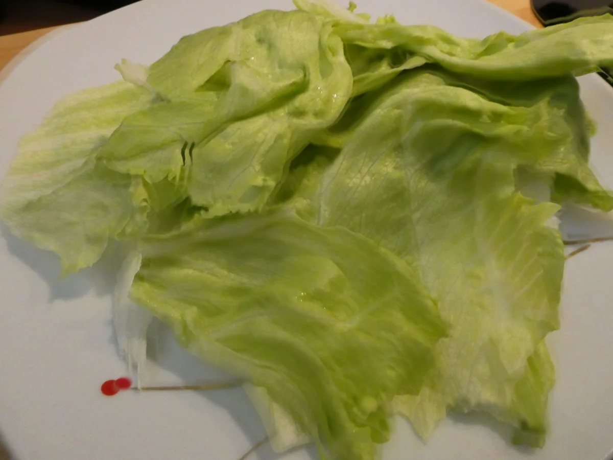 Gebratene Spinat-Maultaschen auf Spargel-Tomaten-Eisbergsalat - Rezept - Bild Nr. 15926