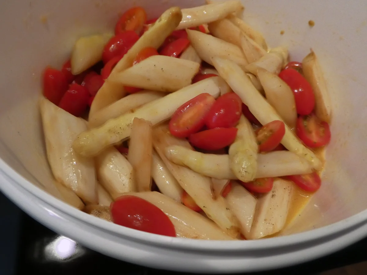 Gebratene Spinat-Maultaschen auf Spargel-Tomaten-Eisbergsalat - Rezept - Bild Nr. 15928