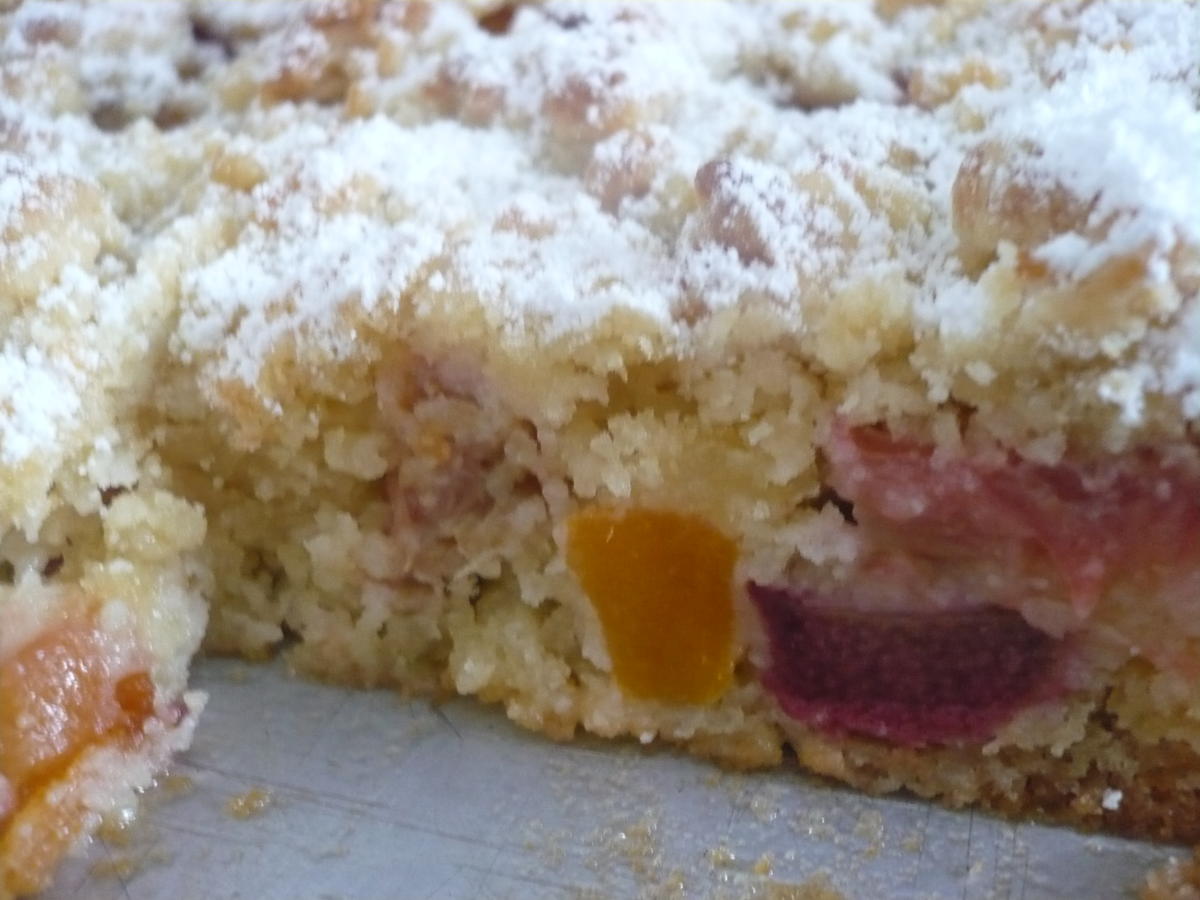 Rhabarberkuchen mit Marzipanstreusel - Rezept - kochbar.de