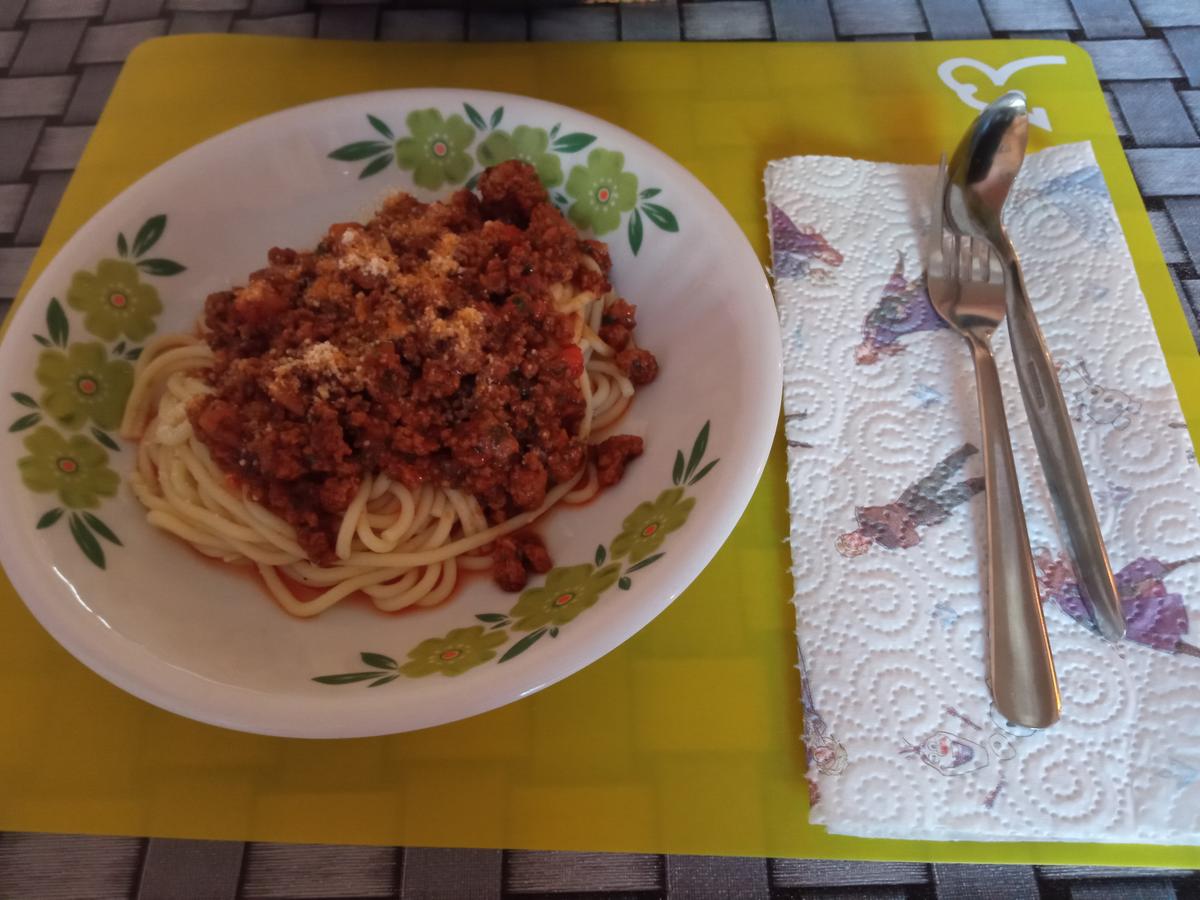Spagetti mit Tomatenhacksoße und Basilikum Pesto zur kochbar Challenge 2022 - Rezept - Bild Nr. 15923