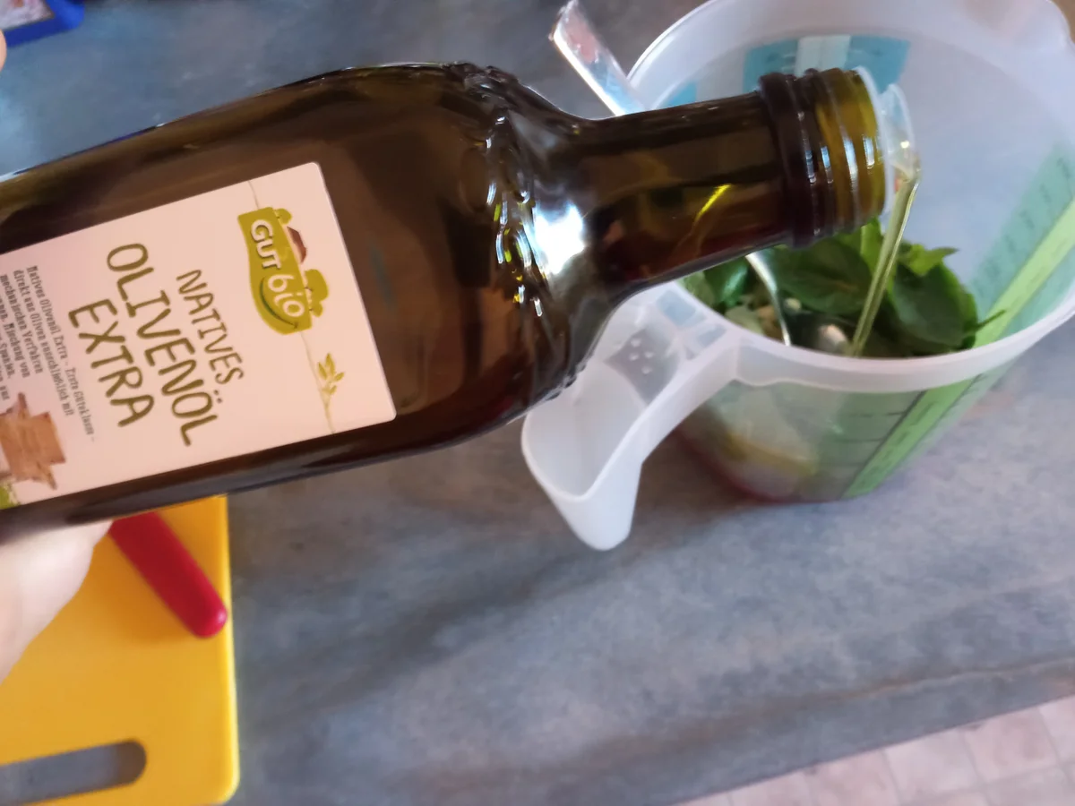 Spagetti mit Tomatenhacksoße und Basilikum Pesto zur kochbar Challenge 2022 - Rezept - Bild Nr. 15927