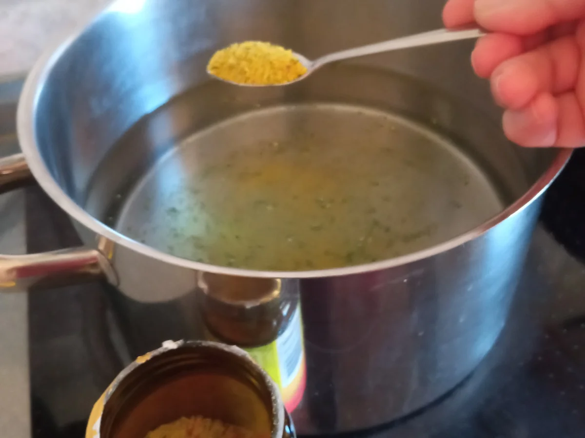 Spagetti mit Tomatenhacksoße und Basilikum Pesto zur kochbar Challenge 2022 - Rezept - Bild Nr. 15930