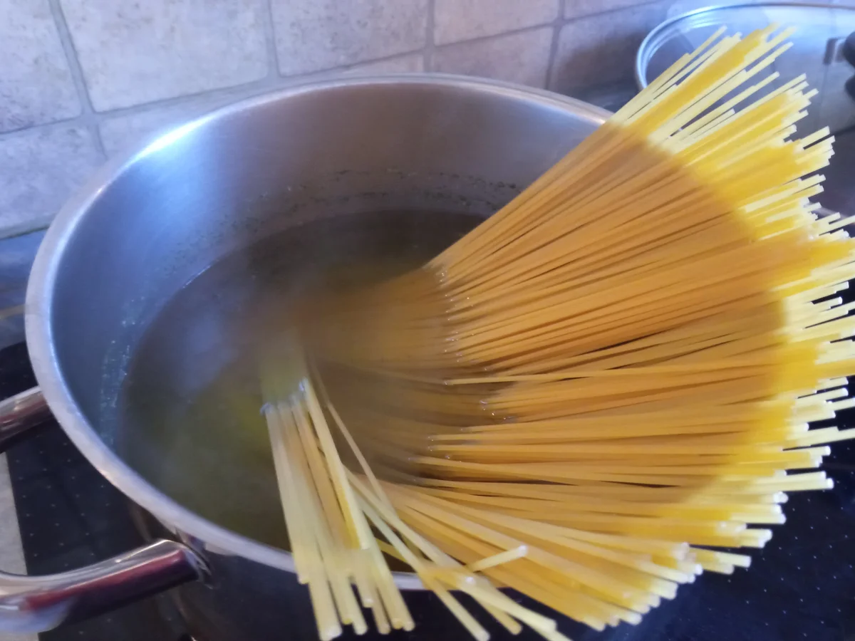 Spagetti mit Tomatenhacksoße und Basilikum Pesto zur kochbar Challenge 2022 - Rezept - Bild Nr. 15931