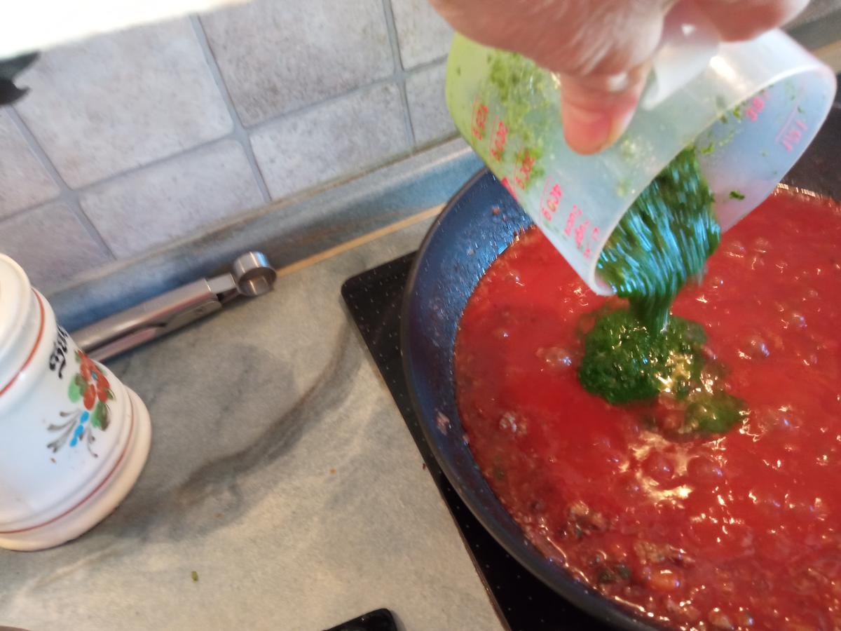 Spagetti mit Tomatenhacksoße und Basilikum Pesto zur kochbar Challenge 2022 - Rezept - Bild Nr. 15941