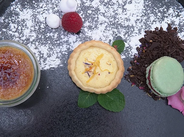 Mini-Zitronen-Tartelette, Lakritz-Creme-Brulée und Macaron - Rezept - Bild Nr. 15941