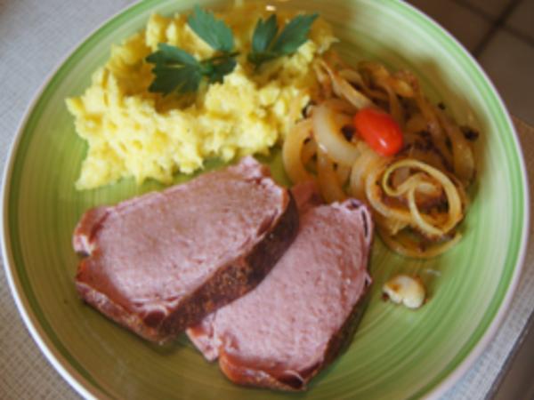 Gebackener Bayerischer Leberkäse mit Röstzwiebeln und Kartoffelstampf ...