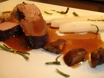 Hirschkeule auf Schwarzwurzeln mit gebratenen Steinpilzen - Rezept