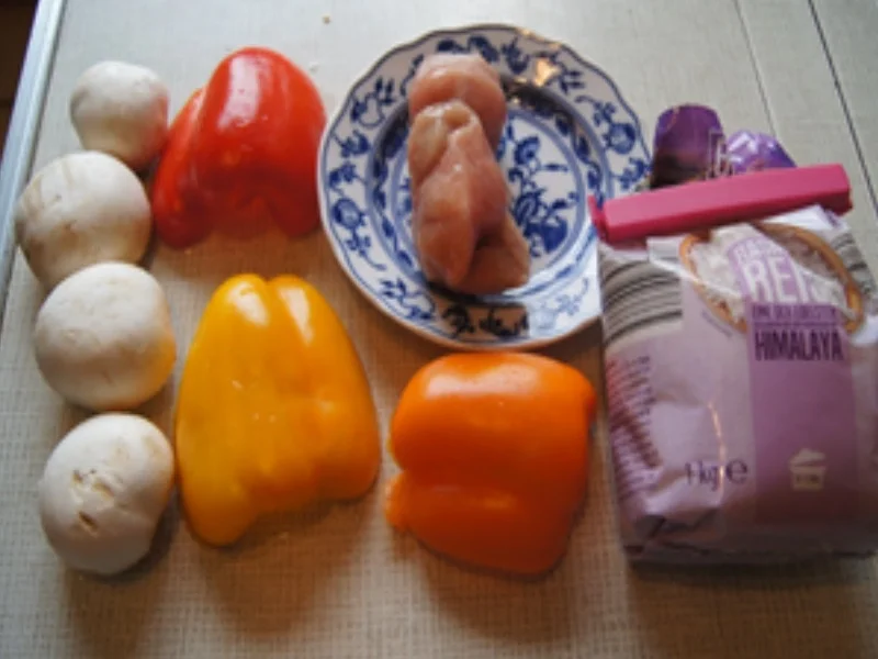 Putenschnitzel, Paprikamix und Champignons im Wok mit gelben Basmatireis - Rezept - Bild Nr. 3