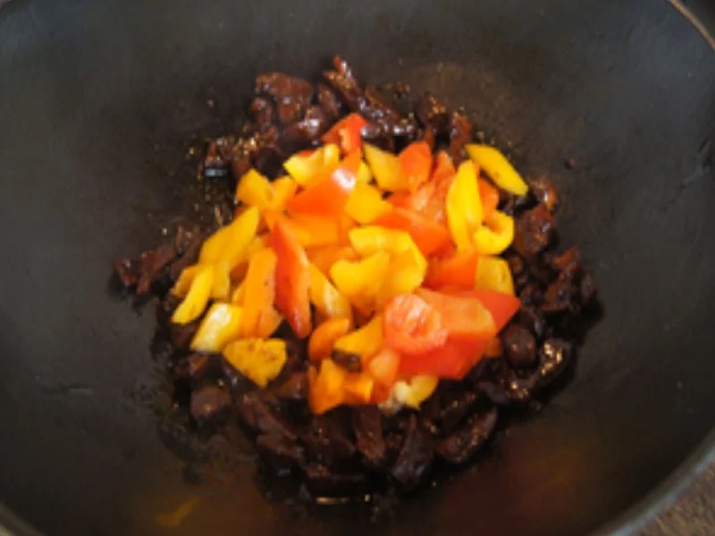 Putenschnitzel, Paprikamix und Champignons im Wok mit gelben Basmatireis - Rezept - Bild Nr. 9
