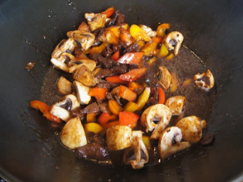 Putenschnitzel, Paprikamix und Champignons im Wok mit gelben Basmatireis - Rezept - Bild Nr. 12