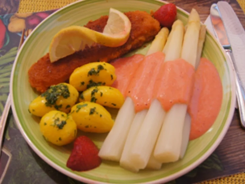 Rezept: Seelachsfilet mit Spargel, Erdbeersauce und Petersilien-Drillingen Bild Nr. 2 Seelachsfilet mit Spargel, Erdbeersauce und Petersilien-Drillingen - Rezept - Bild Nr. 2