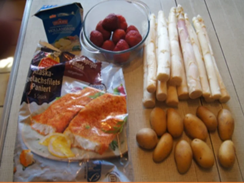 Rezept: Seelachsfilet mit Spargel, Erdbeersauce und Petersilien-Drillingen Bild Nr. 3 Seelachsfilet mit Spargel, Erdbeersauce und Petersilien-Drillingen - Rezept - Bild Nr. 3