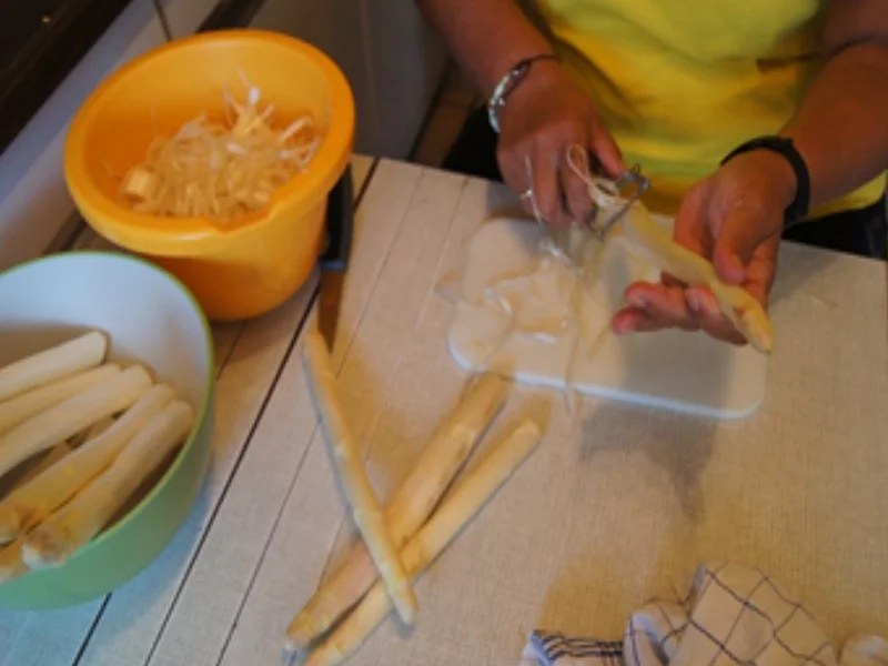 Rezept: Seelachsfilet mit Spargel, Erdbeersauce und Petersilien-Drillingen Bild Nr. 6 Seelachsfilet mit Spargel, Erdbeersauce und Petersilien-Drillingen - Rezept - Bild Nr. 6