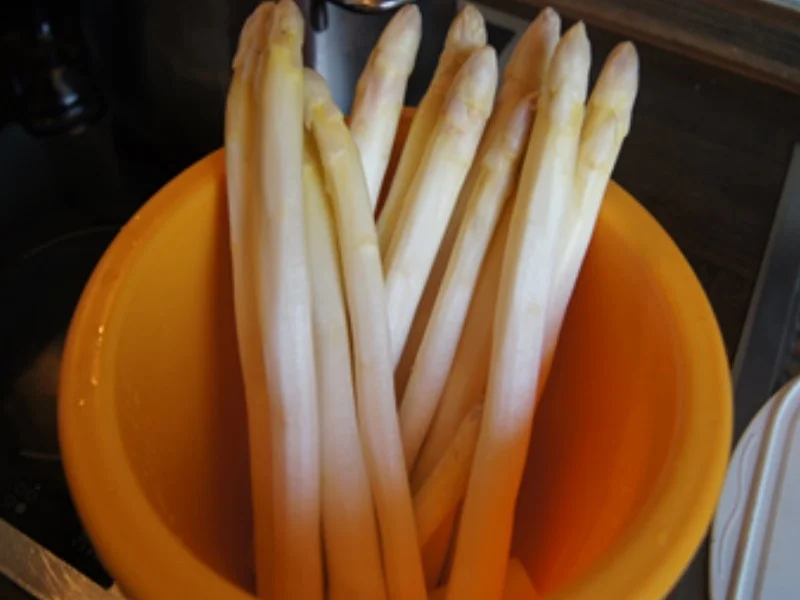 Rezept: Seelachsfilet mit Spargel, Erdbeersauce und Petersilien-Drillingen Bild Nr. 9 Seelachsfilet mit Spargel, Erdbeersauce und Petersilien-Drillingen - Rezept - Bild Nr. 9