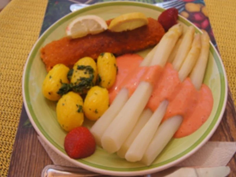 Rezept: Seelachsfilet mit Spargel, Erdbeersauce und Petersilien-Drillingen Bild Nr. 16 Seelachsfilet mit Spargel, Erdbeersauce und Petersilien-Drillingen - Rezept - Bild Nr. 16