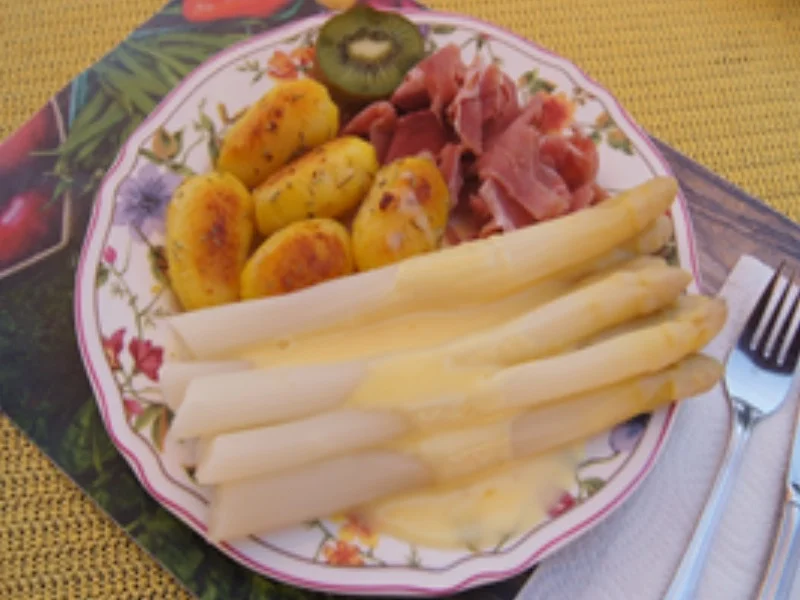 Rezept: Spargel mit schneller Sauce Hollandaise, PROSCIUTTO und Rosmarin-Drillingen Bild Nr. 2 Spargel mit schneller Sauce Hollandaise, PROSCIUTTO und Rosmarin-Drillingen - Rezept - Bild Nr. 2