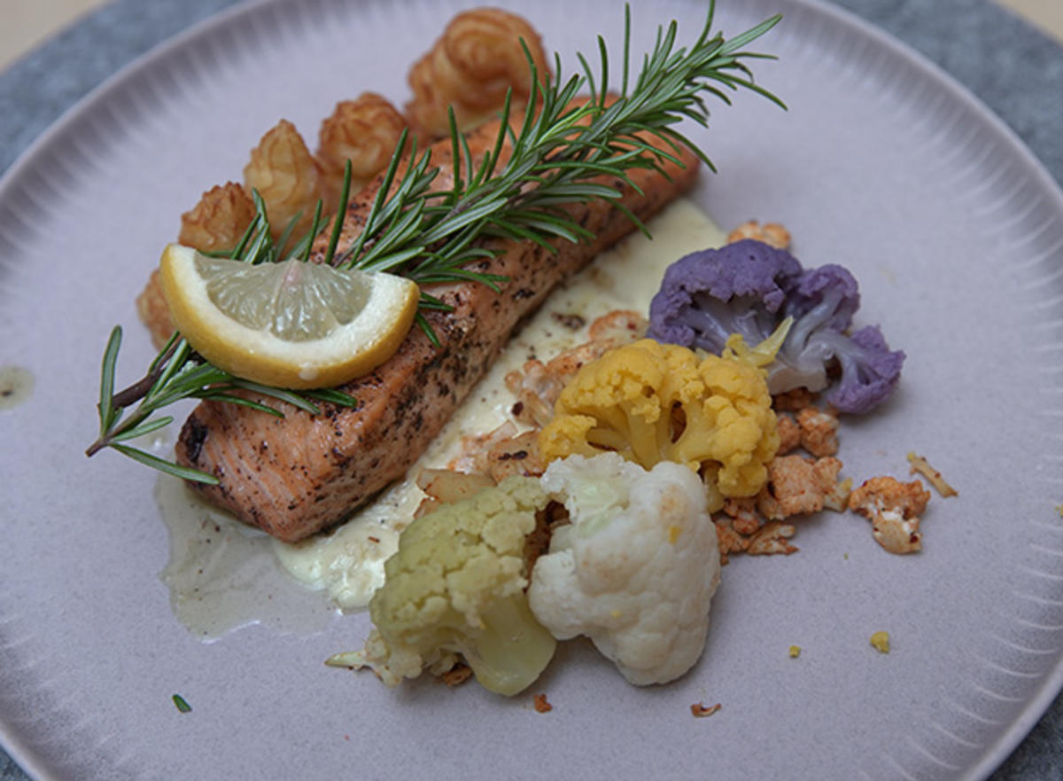 Lachsfilet auf Weißweinsoße dazu Blumenkohl und Dauphine-Kartoffeln - Rezept - Bild Nr. 15960