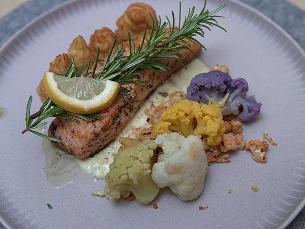 Lachsfilet auf Weißweinsoße dazu Blumenkohl und Dauphine-Kartoffeln - Rezept - Bild Nr. 15960