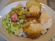 Backkartoffeln mit Shrimps in Knoblauchsauce und chinesischen Gurkensalat - Rezept - Bild Nr. 2