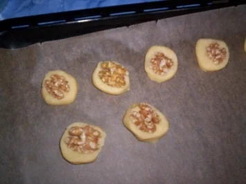 Rezept: Schwedische Walnuss-Butterknöpfe Schwedische Walnuss-Butterknöpfe - Rezept