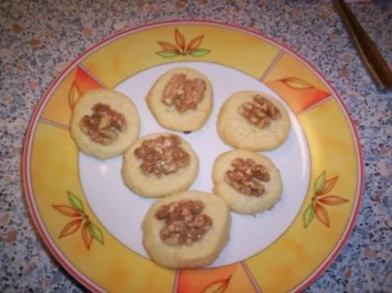 Rezept: Schwedische Walnuss-Butterknöpfe Schwedische Walnuss-Butterknöpfe - Rezept