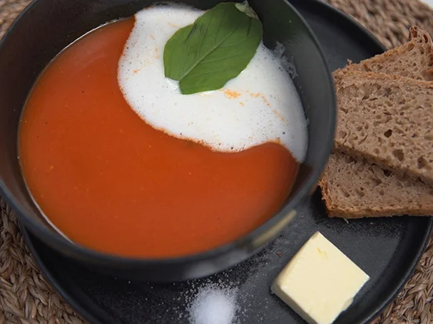 Rezept: Tomatensuppe mit Gin-Sahne und Joghurtbrot Bild Nr. 2 Tomatensuppe mit Gin-Sahne und Joghurtbrot - Rezept - Bild Nr. 2