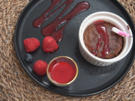 Schokoladenkuchen mit flüssigen Kern und Himbeersauce - Rezept - Bild Nr. 2