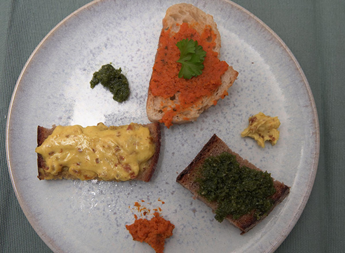 Brot mit veganem Basilikum Pesto, Curry-Dattel-Dip und Tomaten-Möhren-Aufstrich - Rezept - Bild Nr. 15988