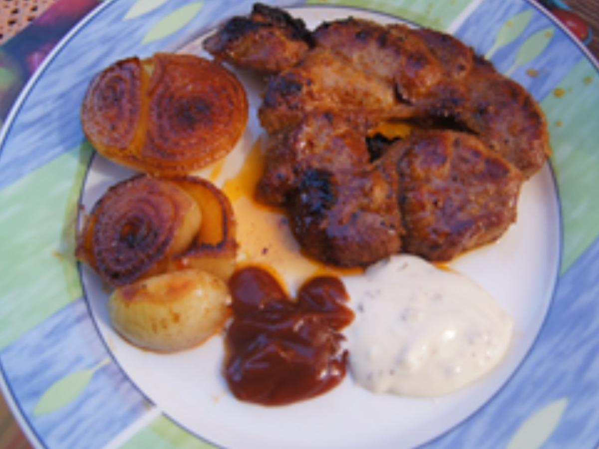 Paprika-Steak mit gebratener Zwiebel und einfachen Gurkensalat - Rezept - Bild Nr. 2