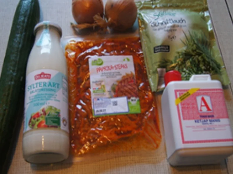 Paprika-Steak mit gebratener Zwiebel und einfachen Gurkensalat - Rezept - Bild Nr. 15989