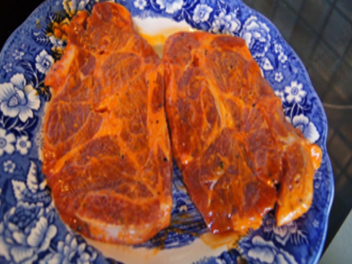 Paprika-Steak mit gebratener Zwiebel und einfachen Gurkensalat - Rezept - Bild Nr. 15990