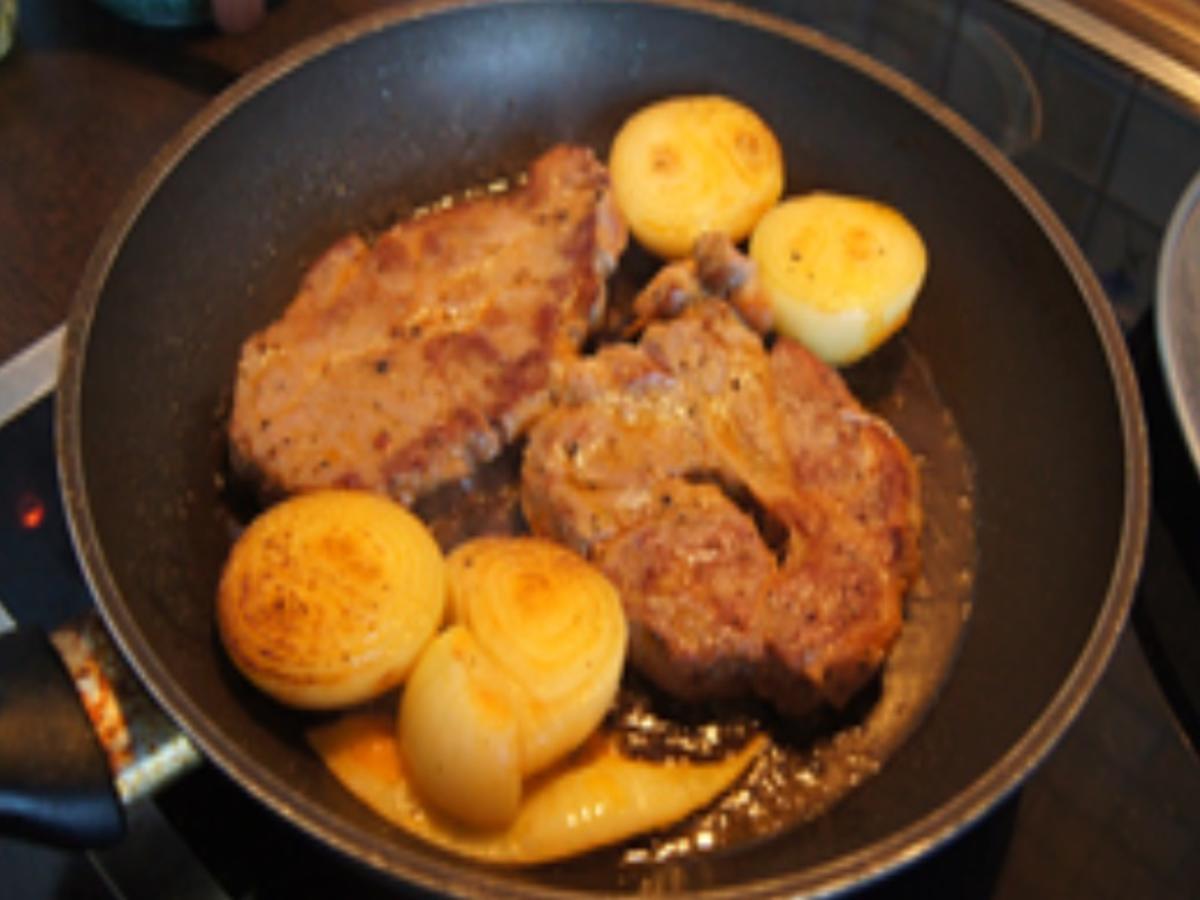 Paprika-Steak mit gebratener Zwiebel und einfachen Gurkensalat - Rezept - Bild Nr. 15993