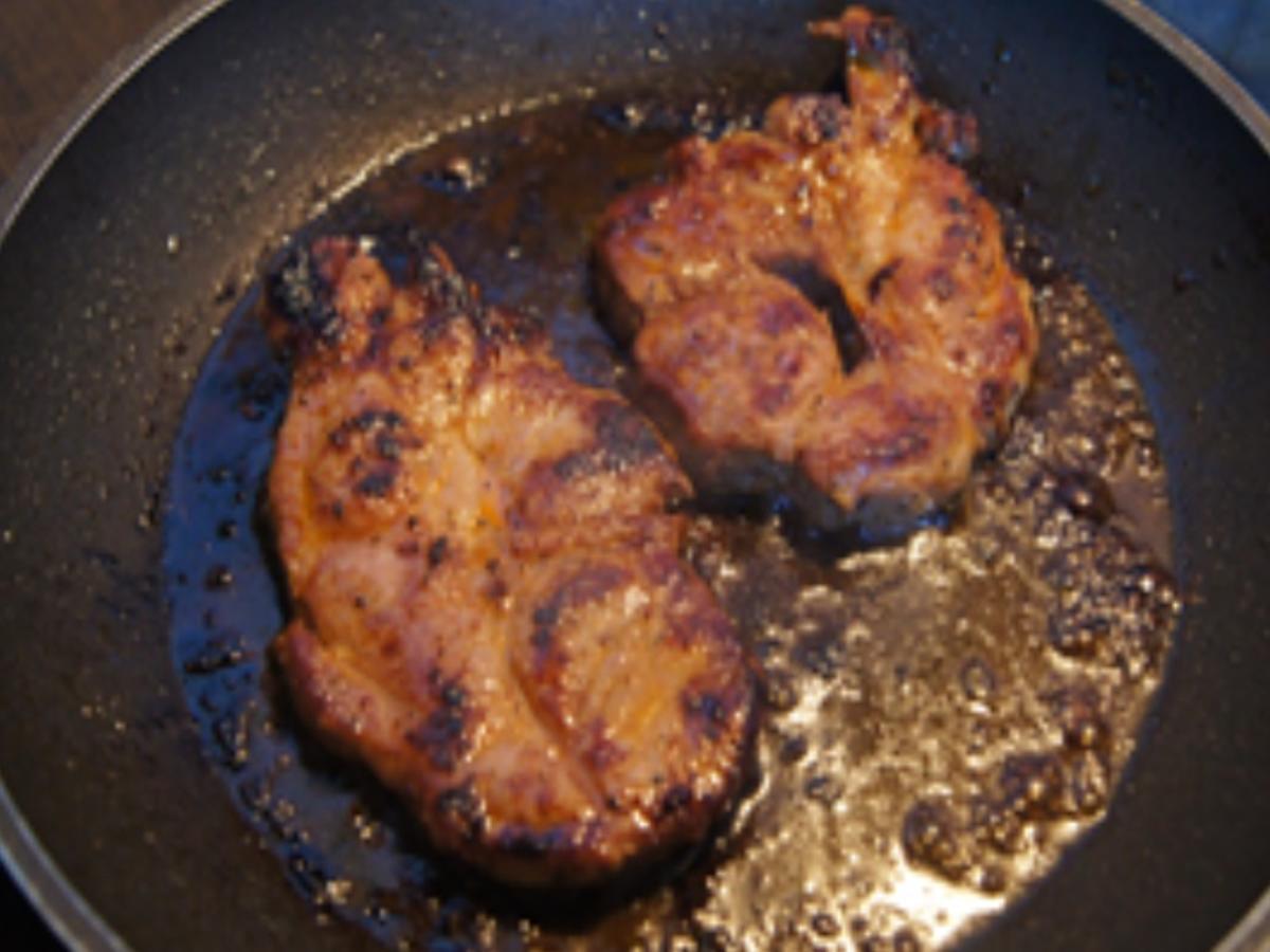 Paprika-Steak mit gebratener Zwiebel und einfachen Gurkensalat - Rezept - Bild Nr. 15994