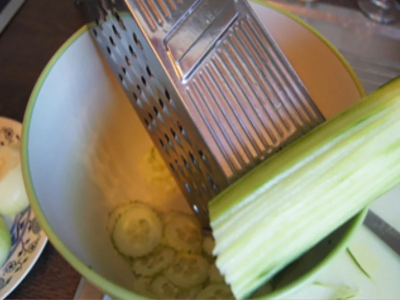 Paprika-Steak mit gebratener Zwiebel und einfachen Gurkensalat - Rezept - Bild Nr. 15996