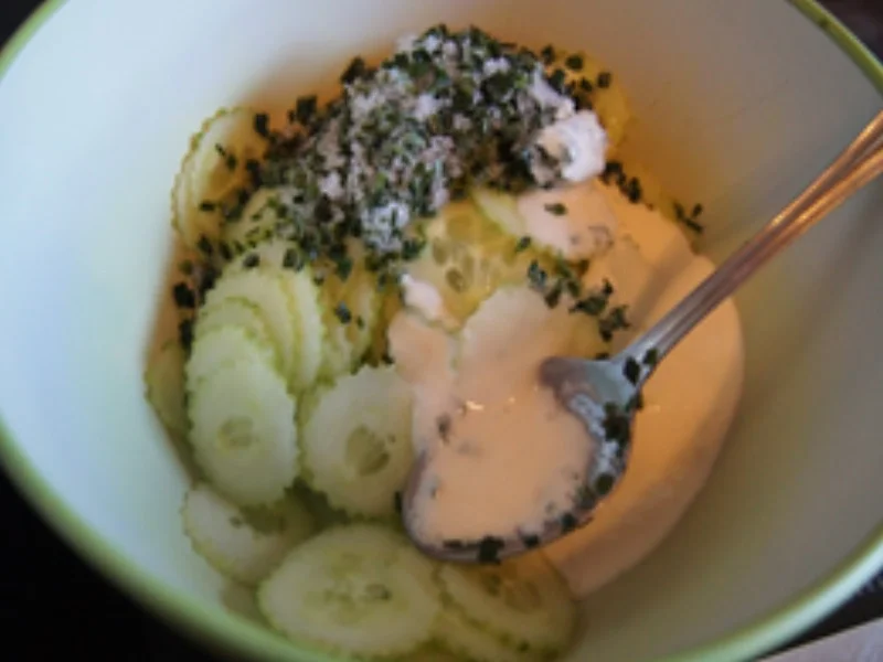 Paprika-Steak mit gebratener Zwiebel und einfachen Gurkensalat - Rezept - Bild Nr. 15997