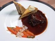 Geschmorte Kalbsbäckchen in Rotweinjus mit Kartoffelbaumkuchen und Honigmöhren - Rezept - Bild Nr. 15988