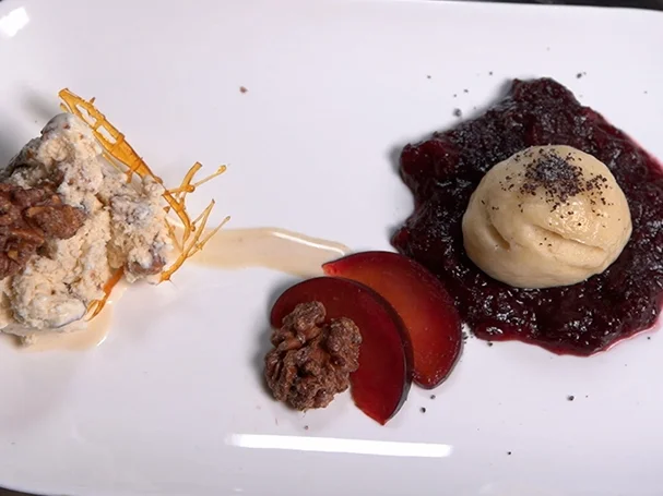Walnuss-Whisky-Eis mit Dampfnudel auf Pflaumenkompott - Rezept - Bild Nr. 15988