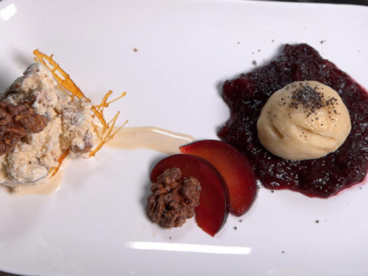 Walnuss-Whisky-Eis mit Dampfnudel auf Pflaumenkompott - Rezept - kochbar.de