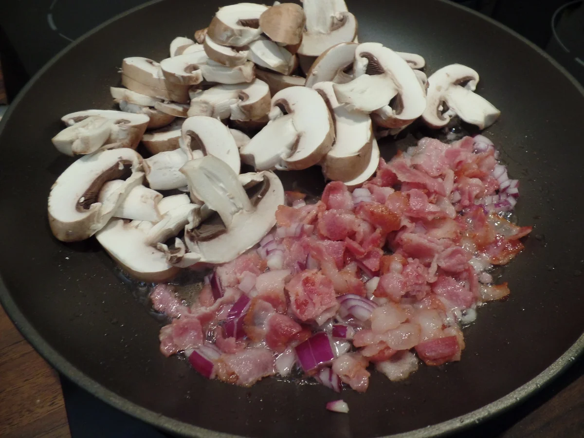 Überbackene Steinpilz-Champignons-Tortellini in Champignons-Kräuter-Sauce - Rezept - Bild Nr. 15991