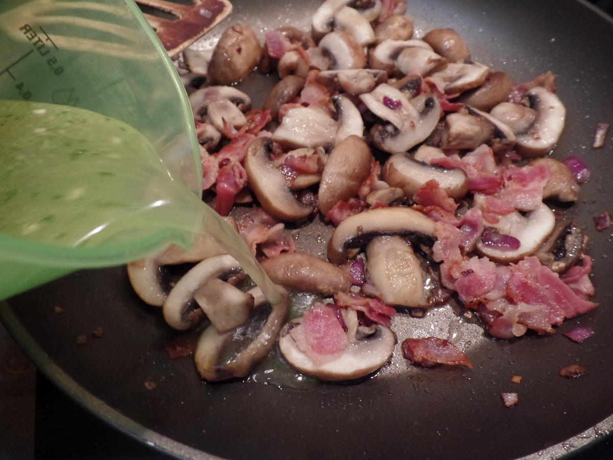 Überbackene Steinpilz-Champignons-Tortellini in Champignons-Kräuter-Sauce - Rezept - Bild Nr. 15992