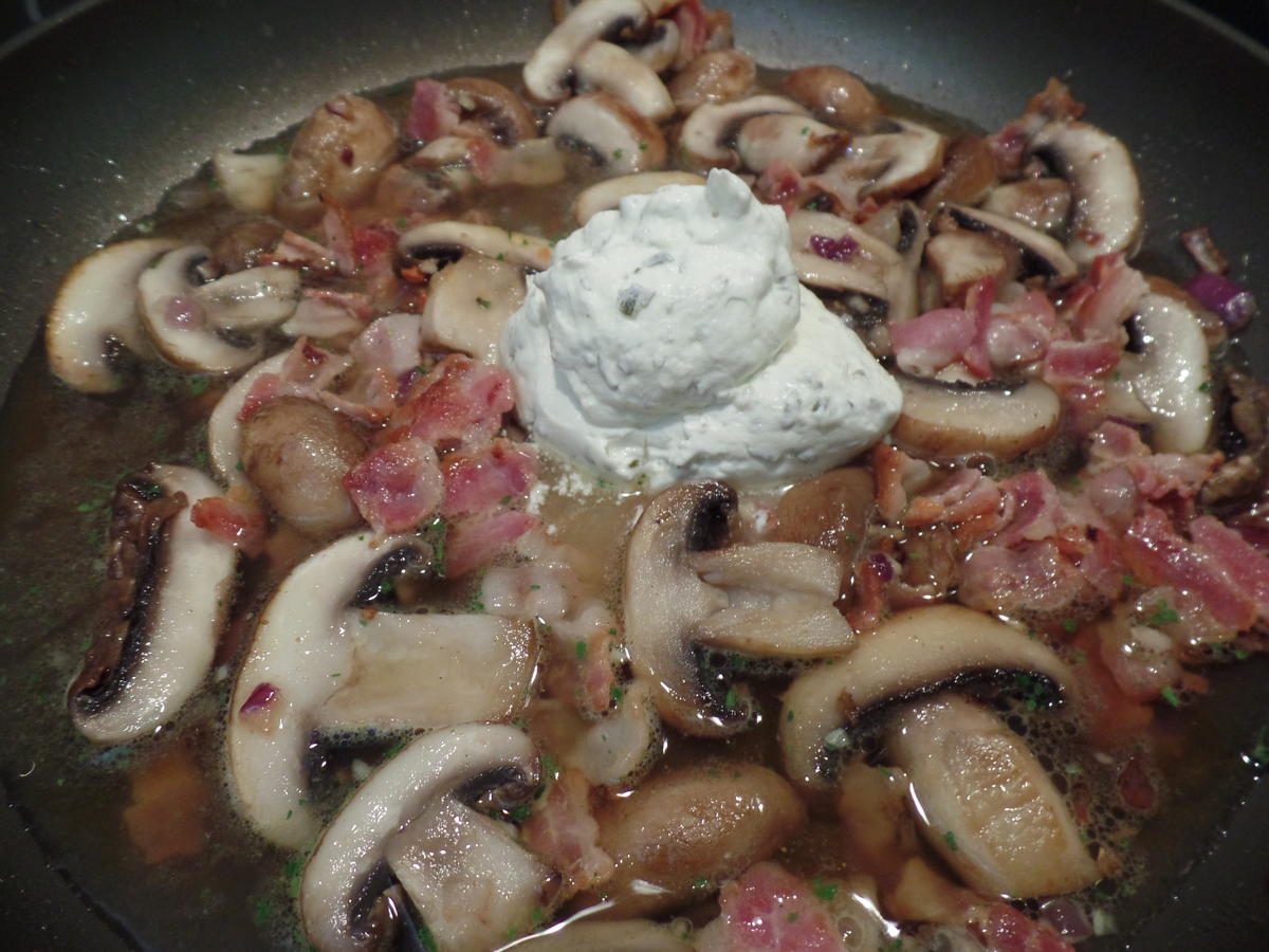 Überbackene Steinpilz Champignons Tortellini in Champignons Kräuter ...