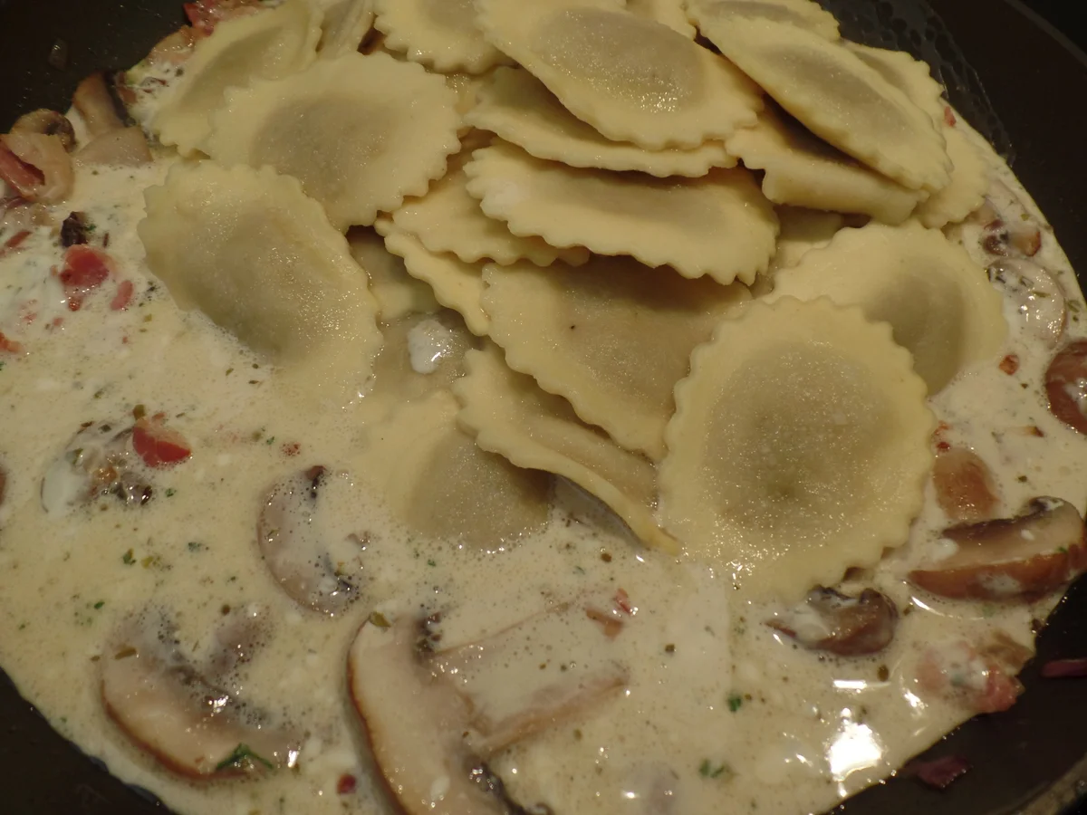 Überbackene Steinpilz-Champignons-Tortellini in Champignons-Kräuter-Sauce - Rezept - Bild Nr. 15995