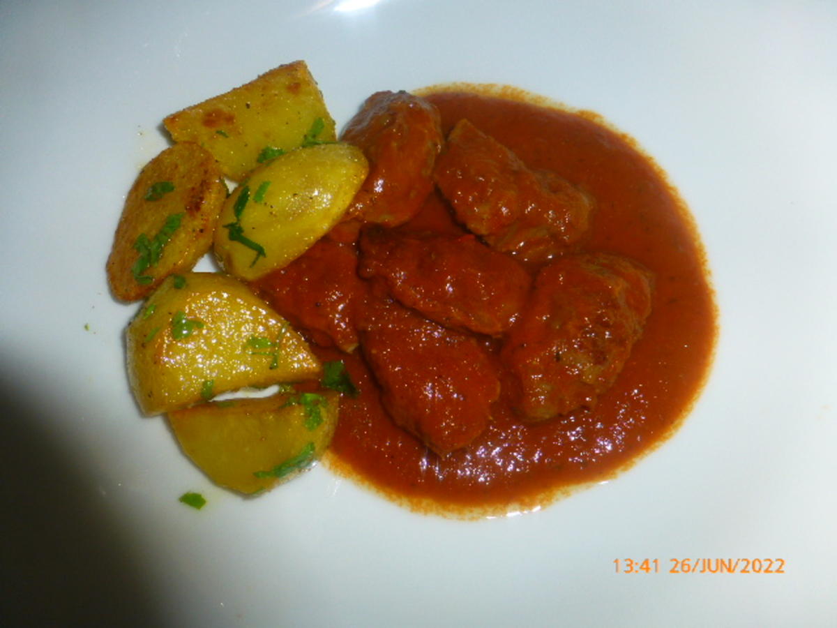 Spanferkelbäckchen mit Tomate und Knoblauchkartoffeln - Rezept - Bild Nr. 15998